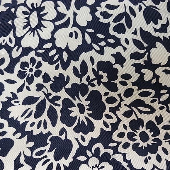 Ann Taylor Factory Floral Navy and White Women's Shorts Pull On Sz 6 - Picture 2 of 6